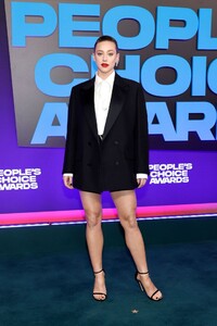 lili-reinhart-people-s-choice-awards-2021-in-santa-monica-3.jpg