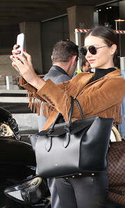 miranda_kerr_arrives_at_charles_de_gaulle_airport027.jpg