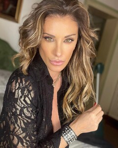 sabrinasalernofficial_274512701_722281975809144_3418711517029939793_n.jpg