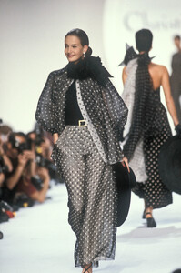 1039640855_ChristianDior1990WomenRTW28.thumb.jpg.f291daf78f78b21dce2d8b007b4f7042.jpg