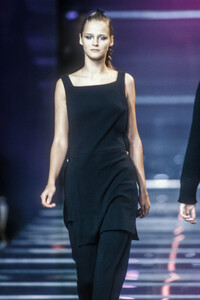 108982598_VersusbyDonatella1998WomenRTW14.thumb.jpg.c03d268d2f9b29068a18aae81d43e98b.jpg