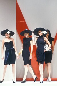 1149375930_Valentino1990WomenRTW146.thumb.jpg.e9d9f0e7f329204af56aeb67c8b31c28.jpg