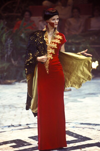 131870732_Givenchy1998HauteCouture33.thumb.jpg.d2f6876a76eb3ba35e0c7b52ba4a7f51.jpg