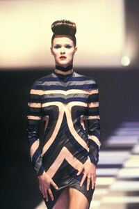 1419815962_Givenchy1998WomenRTW80.thumb.jpg.f0e33c245d84b49dd743263355d1ff19.jpg