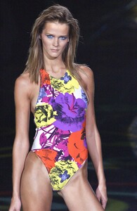 1576626555_Versace2002WomenRTW5.thumb.jpg.343371bc7514429e3ea9af918a75e2da.jpg