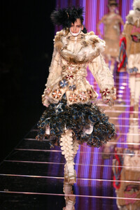 1636242624_JohnGalliano2002WomenRTW2.thumb.jpg.44b5ec2567ef23077782df5e12d63985.jpg