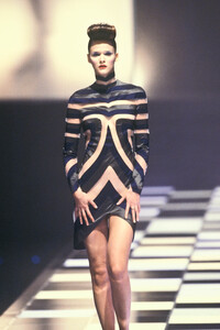 1817333605_Givenchy1998WomenRTW79.thumb.jpg.9745c64d333674661158398f803d7809.jpg