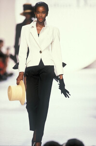 1913255865_ChristianDior1990WomenRTW115.thumb.jpg.86b4a3f462c706ff28da6c3ad2d88391.jpg