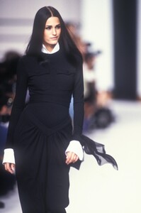 2034779103_KarlLagerfeld1992WomenRTW91.thumb.jpg.e067c12773eeea6d1810f37b9a2b8055.jpg