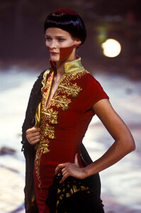 206217490_Givenchy1998HauteCouture32.thumb.jpg.4113bee0a240ade50255c9939683afac.jpg