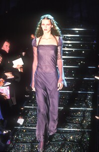 2083870402_Versace1998WomenRTW100.thumb.jpg.6b3398219264fa9a3754d0b0ba858a95.jpg