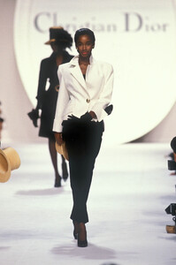 2107858387_ChristianDior1990WomenRTW116.thumb.jpg.9c1216fcc4d7fa7d9b76593a0cb28c53.jpg