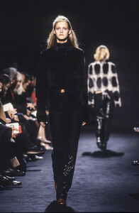 239763555_CostumeNational1999WomenRTW64.thumb.jpg.53759bf09237d69f55213d44df349ebf.jpg