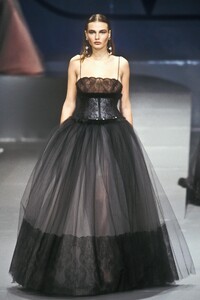 297264653_Valentino1998WomenRTW202.thumb.jpg.efdf0fe79553f32ade09cab679fbe248.jpg