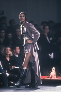 464479860_JeanPaulGaultier1992WomenRTW48.thumb.jpg.6185daef47433cd70542add61aed8e27.jpg