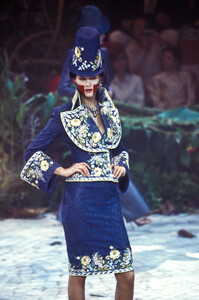 611098675_Givenchy1998HauteCouture59.thumb.jpg.ed28cad04442c7b5041204a899e1ce9f.jpg