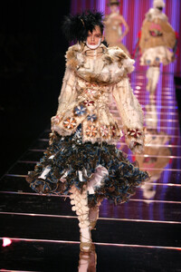 743612065_JohnGalliano2002WomenRTW3.thumb.jpg.6e079bf0be21658d68f74893a4635437.jpg