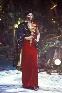 87837944_Givenchy1998HauteCouture31.thumb.jpg.2dc0990d8cd64fcaf654dde42d93cf01.jpg