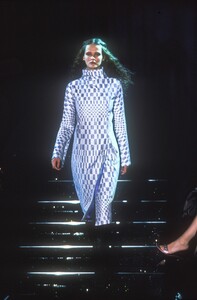889066697_Versace1998WomenRTW53.thumb.jpg.26ad65cac807da815cbf60bd8d6079cd.jpg