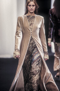 910715944_AlbertaFerretti1993WomenRTW98.thumb.jpg.7915b6e793b4299aa1ce6611b91d4500.jpg