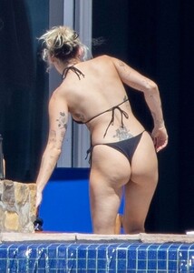 Miley_Cyrus_Booty_in_Bikini_11.jpg