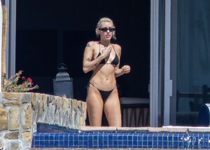 Miley_Cyrus_Booty_in_Bikini_2.jpg