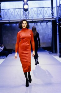 azzedine-alaia-fall-1989-ready-to-wear-04-CN10047319.thumb.jpg.5c75bdbbceffc3a64c77852c6aab2f10.jpg