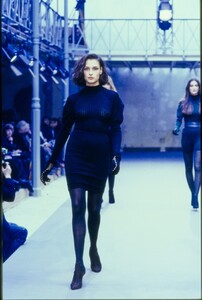 azzedine-alaia-fall-1989-ready-to-wear-58-CN10047385.thumb.jpg.d5a2b0eafc86c454fa4d96e8218c05d2.jpg