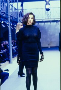 azzedine-alaia-fall-1989-ready-to-wear-details-14-CN10047386.thumb.jpg.6bae06b06f0092ce9a0683d70f2a4e15.jpg