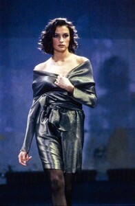 azzedine-alaia-fall-1989-ready-to-wear-details-24-CN10047422.thumb.jpg.95d9b384e3a5324107e450386e96d09e.jpg