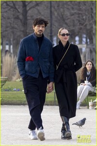 candice-swanepoel-paris-stroll-with-andres-velencoso-05.jpg