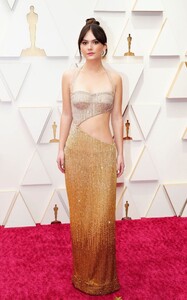 emilia-jones-oscars-2022-red-carpet-3.jpeg