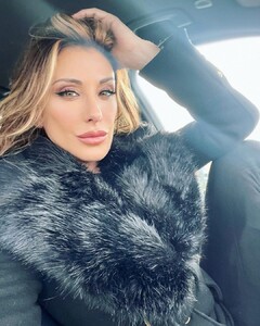 sabrinasalernofficial_275865278_274433338189098_2649255738867265359_n.jpg
