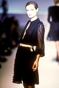 1025593361_Valentino1996WomenRTW285.thumb.jpg.b3783b2964ddc0c35f2538ef3c9f59ea.jpg