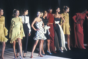 1026053468_Givenchy1996WomenRTW105.thumb.jpg.2f4b1da07d9f319afc1e1ec2990b7687.jpg