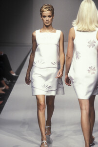 1040191644_AlbertaFerretti1996WomenRTW136.thumb.jpg.381ae6b1093a641acc3eaf4b912da949.jpg