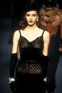 1041231254_Valentino1992HauteCouture138.thumb.jpg.9fa37b76c46e333fb4c0fcf13aba20d5.jpg