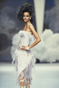 1057131530_Chanel1992HauteCouture78.thumb.jpg.87f8b88a8de916ef7859320f7b4649db.jpg