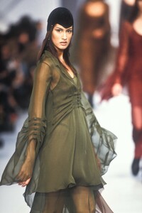 1062171229_KarlLagerfeld1993WomenRTW176.thumb.jpg.317568ed9ef4bbd93320fd5062badb65.jpg