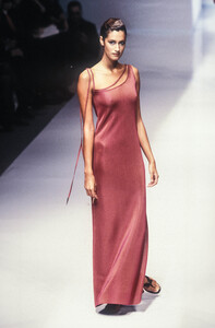1071646248_SalvatoreFerragamo1997WomenRTW55.thumb.jpg.489169acaac40697d391cf387299a441.jpg