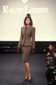 1071814473_RalphLauren1995WomenRTW72.thumb.jpg.a819ea51022f70a2becb573657e4a25d.jpg