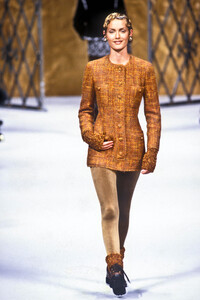 1094290290_Chanel1993HauteCouture5.thumb.jpg.0d7801a2815e56ab8c5e775c361e8bf8.jpg