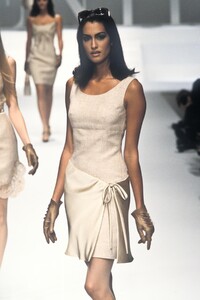 1128065048_Valentino1996WomenRTW139.thumb.jpg.7c21d6e66408ae50fbb9f45a2990ccbd.jpg