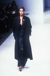 1132714411_SalvatoreFerragamo1997WomenRTW19.thumb.jpg.8c7ef5ef5eecfec4c10c06608db039db.jpg