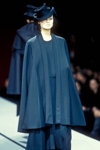 1157239689_YohjiYamamoto1995WomenRTW76.thumb.jpg.55f0c42d629dbd567dc7f74b6f0bb9fe.jpg
