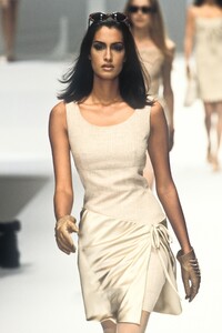 118628703_Valentino1996WomenRTW138.thumb.jpg.c425595672af19218128af66a9f3f343.jpg