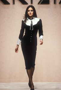 1198890699_Krizia1992WomenRTW141.thumb.jpg.39196f48a9f2d15af514928d648f8ffe.jpg