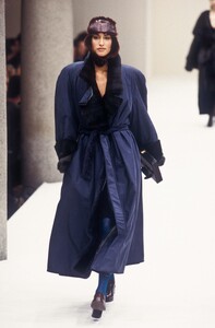 1240138797_Fendi1995WomenRTW1.thumb.jpg.86edbc132ed943d252552648b0aeacc0.jpg