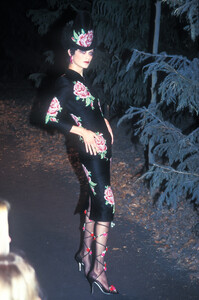 1295551976_Givenchy1996HauteCouture47.thumb.jpg.5fc878fbe5d8cea937252f1bd4c778e2.jpg