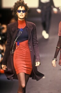 1308402186_KarlLagerfeld1994WomenRTW6.thumb.jpg.7d6945a5705d611aae5b279be0efea41.jpg
